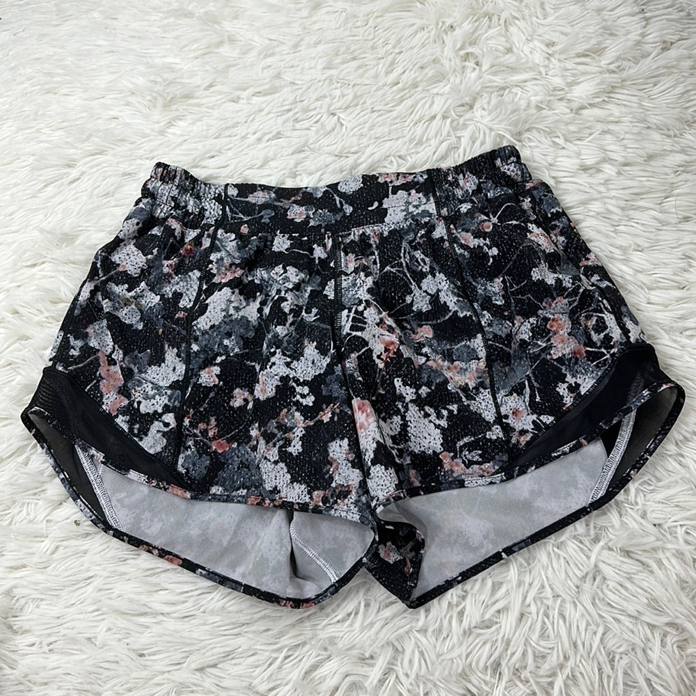 Lululemon Hotty Hot Short II Long 4" Spring Bloom Multi / Black